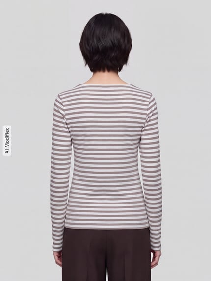 Vrouwenmodel draagt slim fit shirt met lange mouwen van puur katoen met beige-witte strepen, Slim Fit Langarmshirt aus reiner Baumwolle van s.Oliver RED LABEL, volledig van achteren bekeken, KI-modificeerd beeld.