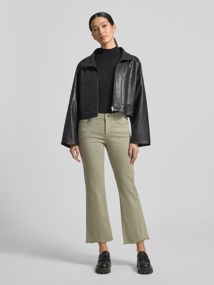 Frauenmodel trägt Jeans mit Fransen Modell 'FRANCESCA' von Cambio in Beige, Baumwoll-Mix mit Stretch-Anteil, verkürzte Passform, Ganzkörperansicht von vorne.
