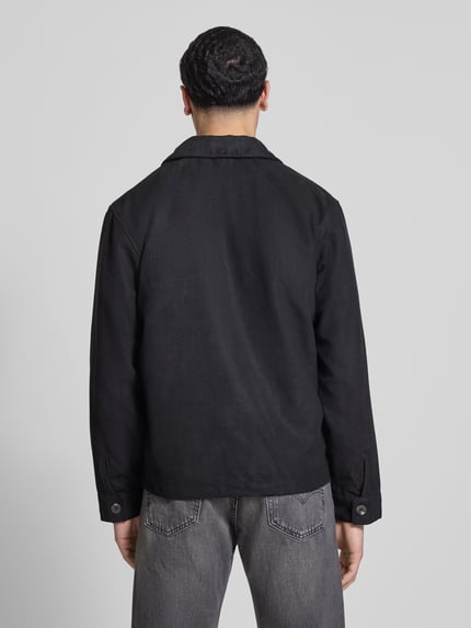 Männermodel trägt Regular Fit Jacke in lederlook Modell 'RICK' van Only & Sons, uni zwart, lange mouw, klepborstzak, achteraanzicht full body