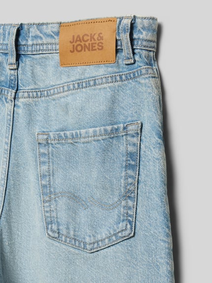 Produktfoto, Straight Fit Shorts mit Logo-Patch Modell 'Iron' von Jack & Jones aus reiner Baumwolle in Denim-Optik mit 5-Pocket-Design, sichtbarem Logo-Patch, helle Blautöne und strukturierte Oberfläche, Knopf-Reißverschluss, Bundweite und Innenbeinlänge laut Größe 140