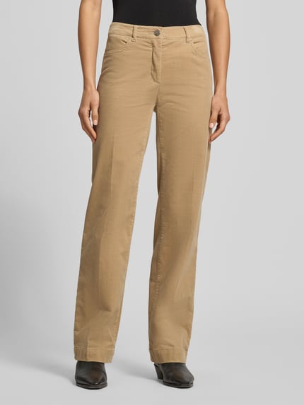 Frauenmodel trägt Regular Fit Cordhose mit seitlichen Eingrifftaschen Modell 'Jenny Wide' von TONI, beige, Strukturmuster, Ganzkörperansicht von vorne.