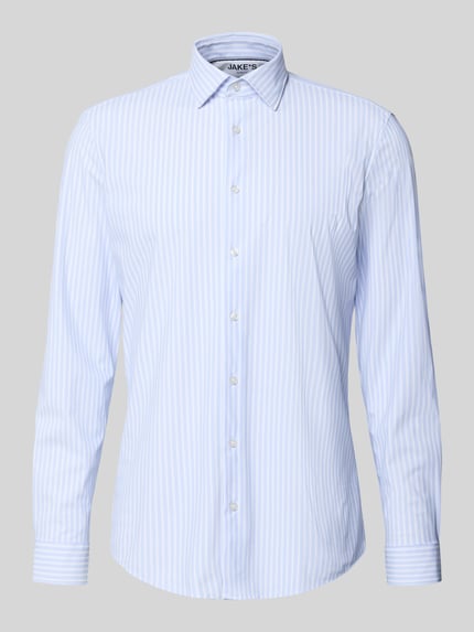Produktfoto, Slim Fit Business-Hemd mit Kentkragen von Jake*s, hellblau-weiß gestreift, Material-Mix mit Stretch-Anteil, Knopfleiste, Rückenlänge 80 cm, Schulterbreite 44 cm, Ärmellänge 68 cm, für Herren.
