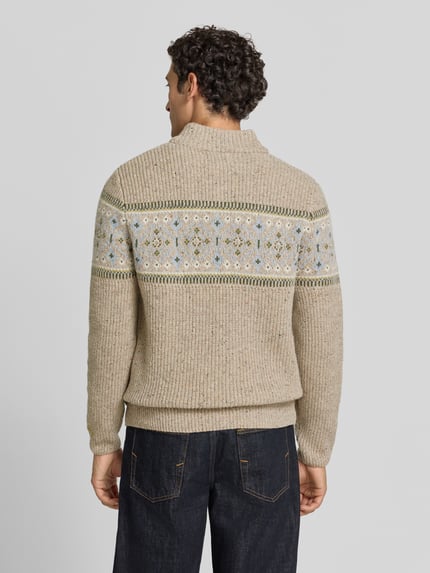 Männermodel trägt Norwegerpullover aus Woll-Mix mit Troyer-Kragen von RAGMAN, beige mit klassischem Muster, Ganzkörperansicht Rückansicht. Rückenlänge Größe M: 70 cm, Ärmellänge Größe M: 69 cm, Regular Fit, Reißverschluss.