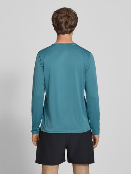 Męski model nosi Funktionsshirt mit Rundhalsausschnitt und Logo von New Balance, krój regular fit, bluzka z długim rękawem, okrągły dekolt, logo, Długość tyłu w rozmiarze M: 72 cm, niebieski, czarny, gładka tekstura, Ganzkörperansicht Rückansicht.