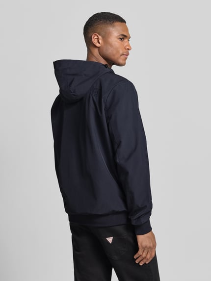 Mannelijk model draagt Jacke mit Reißverschlusstaschen Modell 'MATTEO' van CARS JEANS, donkerblauw, regular fit, materiaal-mix met stretch, capuchon met tunnelkoord, rits en ritszakken, ruglengte 70 cm bij maat M, schouderbreedte 44 cm, borstwijdte 50 cm, mouwlengte 70 cm, volledige achteraanzicht.