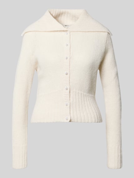Produktfoto, kardigan rozpinany 'Strickjacke mit breiten Kragen und Knopfleiste' od Gina Tricot, mieszanka materiałów z domieszką alpaki, krój regular fit, szeroki kołnierz, listwa guzikowa, długość tyłu w rozmiarze S: 46 cm, długość rękawów w rozmiarze S: 60 cm, jasny kolor, widoczna faktura dzianiny
