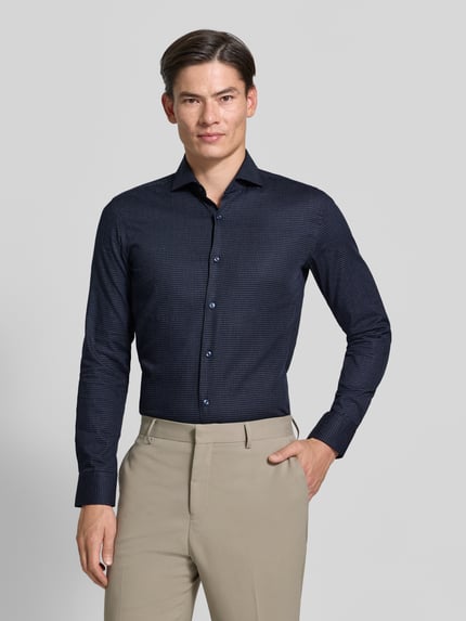 Męski model nosi Slim Fit Businesshemd aus Baumwoll-Mix Modell 'H-HANK-SP' od BOSS, ciemnoniebieska koszula, drobny wzór, przód, Ganzkörperansicht von vorne, Herren Businesshemd von BOSS