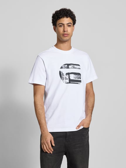 Mannelijk model draagt Regular Fit T-Shirt met logo-print model 'icon' van G-Star Raw in wit, ronde hals, katoen, voorkant, bovenlichaam close-up