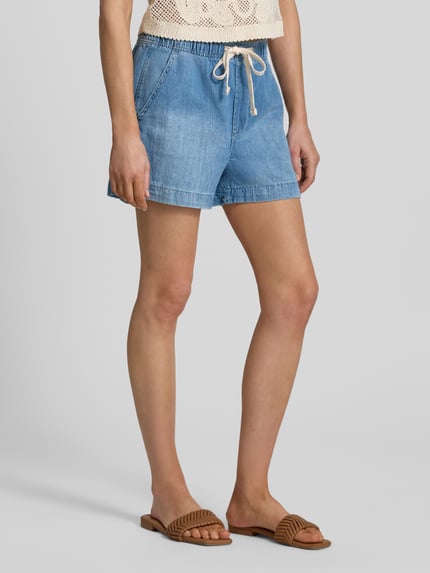 Vrouwenmodel draagt Straight Fit Shorts in denimlook van GAP uit puur katoen, steekzakken, elastische band met tunnelkoord, vooraanzicht volledige lichaamsopname.