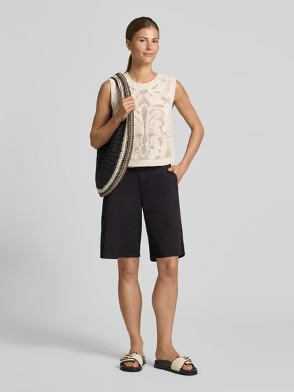 Frauenmodel trägt Bermudas mit Gürtel Modell 'ROVENA' von Soyaconcept aus Baumwoll-Elasthan-Mix in Schwarz, Regular-Fit, Ganzkörperansicht von vorne.