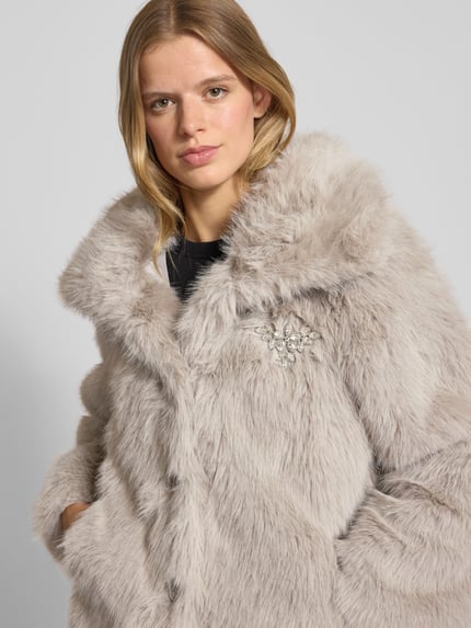 ONLY Regular Fit mantel van imitatiebont met broche model 'ASHIA' Lichtgrijs - 3