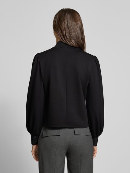 Vrouwenmodel draagt zwart Sweatshirt met Stehkragen und Cut Out van monari, regular fit, pofmouwen, mix met viscose, achteraanzicht.