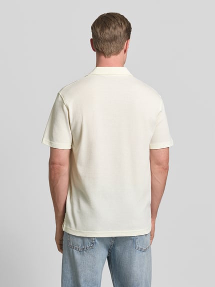 Männermodel draagt Relaxed Fit poloshirt uit katoenmix van Tom Tailor Denim, look: effen, piqué, korte mouw, rompzoom, Ganzkörperansicht Rückansicht.