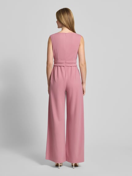 Vrouwenmodel draagt Jumpsuit met Knotendetail van Vera Mont in roze materiaalmix met stretch, regular fit, ruglengte maat 36, totale lengte 150 cm. Ganzkörperansicht Rückansicht.