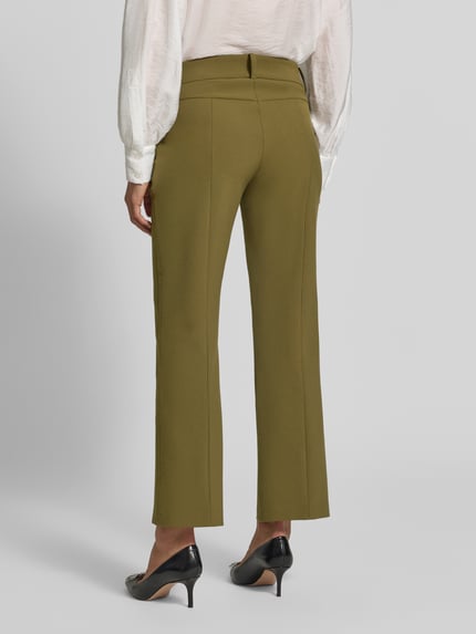 Frauenmodel trägt olivgrüne Regular Fit Schmale Hose mit Viskose-Baumwoll-Anteil Modell 'FARAH' von CAMBIO, Damen Schmale Hose, Ganzkörperansicht Rückansicht.