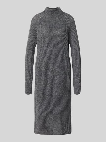 Produktfoto, Strickkleid aus reiner Wolle mit Stehkragen und Label-Detail von Smith and Soul, graue Rippenstruktur, gerader Schnitt, lange Ärmel