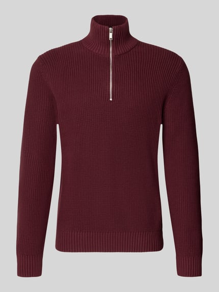 Produktfoto, Slim Fit Strickpullover aus reiner Baumwolle mit Troyer-Kragen von MCNEAL in Dunkelrot, gerippte Abschlüsse, langärmlig, strukturierte Oberfläche