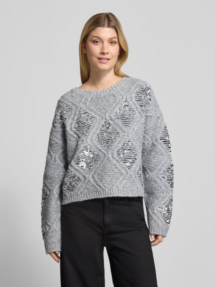 Frauenmodel trägt Strickpullover mit Pailletten und Rundhalsausschnitt von Oui, grau, Zopfmuster, Material-Mix, Regular Fit, Nahaufnahme Oberkörper.