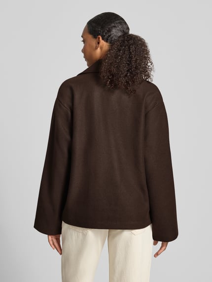 Frauenmodel trägt Regular Fit Mantel mit Reverskragen Modell 'NANCY' von ONLY, unifarben, Fleece, Ganzkörperansicht Rückansicht.