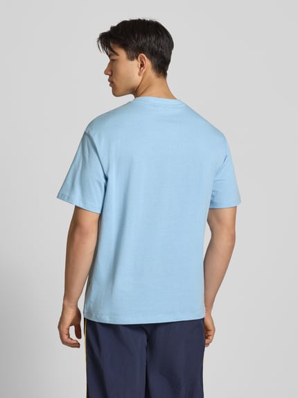 Männermodel trägt Oversized T-Shirt Modell 'FISHER' von Blend aus reiner Baumwolle, hellblau, Rundhalsausschnitt, Rückansicht, Rückenlänge 72 cm