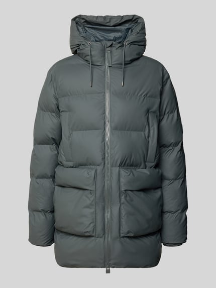 Produktfoto, Steppjacke mit Kapuze Modell 'Alta' von Rains in Grau, sichtbarer Zweiwege-Reißverschluss, Pattentaschen, regelmäßiger Schnitt, detailreiche Steppstruktur, modernes Design, Produktdetails: Kapuze mit Tunnelzug, Rückenlänge 84 cm, Schulterbreite 48 cm, Brustweite 61 cm, Ärmellänge 66 cm