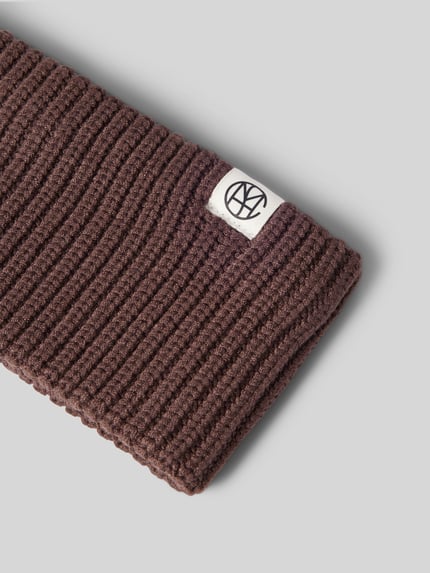 Produktfoto, Stirnband aus Viskose-Mix Modell 'GALINE RACHELLE ICON' von MSCH Copenhagen mit Label-Patch, braune Strick-Optik, grauer Hintergrund