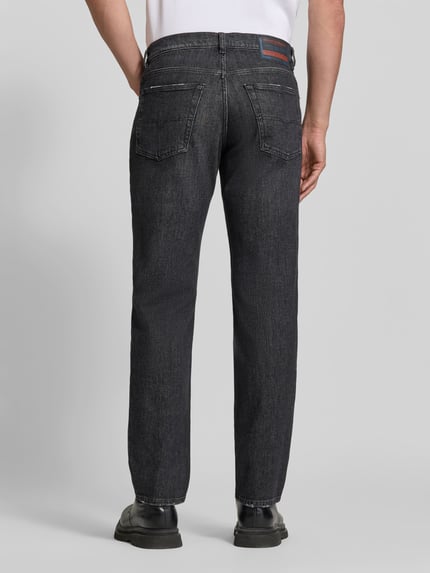 Männermodel trägt Straight Fit Jeans aus Baumwoll-Mix von Diesel in Schwarz mit 5-Pocket-Design und Label-Detail, Ganzkörperansicht Rückansicht.