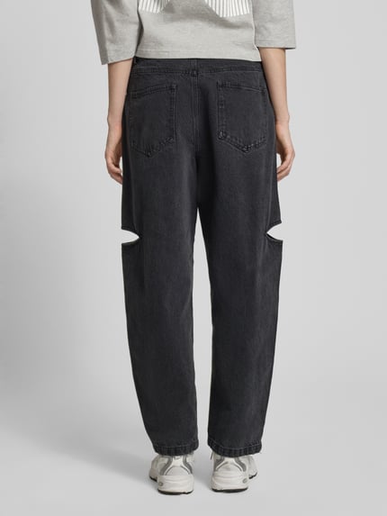 Frauenmodel trägt Wide Leg Jeans mit Cut Out von Karo Kauer aus Reine Baumwolle mit 5-Pocket-Design und Knopf-Reißverschluss, Ganzkörperansicht Rückansicht