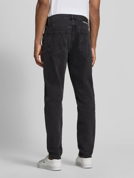 Mannenmodel draagt donkere straight jeans met zichtbare stiksels van katoen-lyocellmix, Straight Fit Jeans aus Baumwoll-Lyocell-Mix Modell 'AARJO TARPA' van ARMEDANGELS, volledige achteraanzicht, heren straight fit jeans van ARMEDANGELS.