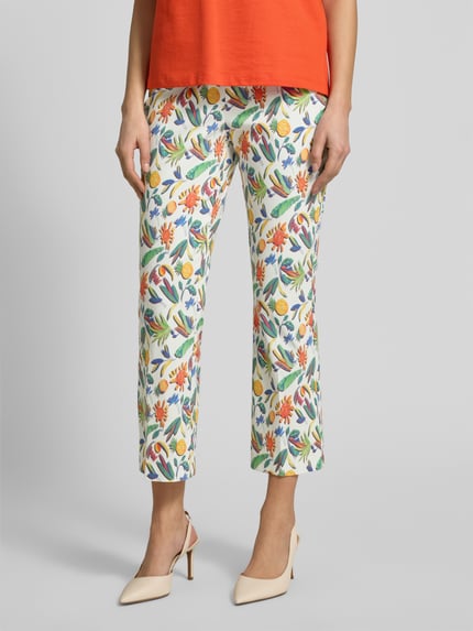 Frauenmodel trägt Caprihose im Allover-Look Modell 'Ina' von STEHMANN aus Baumwoll-Mix mit Stretch-Anteil, Slim-Fit, Nahaufnahme Unterkörper.