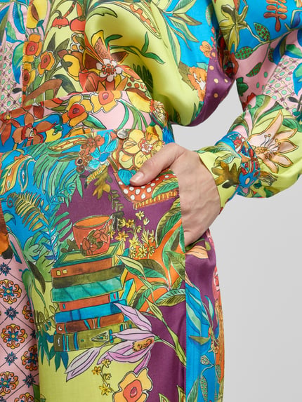 Vrouwenmodel draagt Wide Fit stoffen broek uit zuiver viscose met elastische band, all-over bloemenprint van Liu Jo White, detailopname.