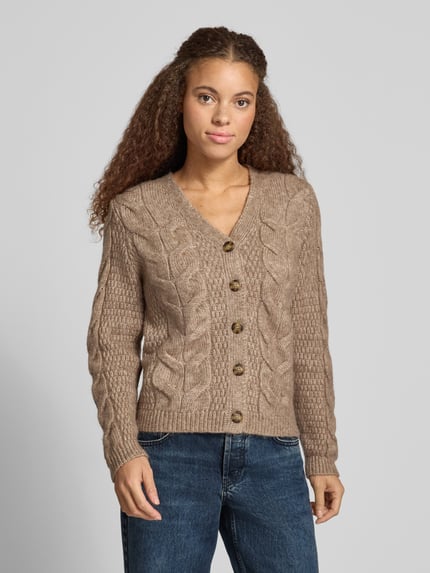 Frauenmodel trägt Cardigan mit Zopfmuster-Strickoptik von PIECES in melange-braun mit V-Ausschnitt, Regular Fit, Strukturstrick, Nahaufnahme Oberkörper.