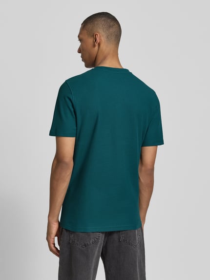 Männermodel trägt T-Shirt mit Rundhalsausschnitt van MCNEAL in petrol, pure katoen, slim fit, ruglengte maat M 68 cm, Ganzkörperansicht Rückansicht.