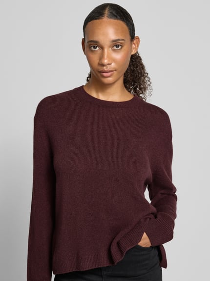 Frauenmodel trägt Loose Fit Pullover aus reiner Wolle von Marc O'Polo in Dunkelrot, feine Strickstruktur, Nahaufnahme Oberkörper, Damen Pullover.