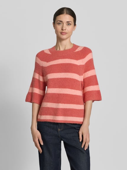 Vrouwenmodel draagt gebreide pullover met 1/2-mouwen model 'Milania Hope' van MSCH Copenhagen, materiaalmix met alpaca, recht model, ronde hals, ruglengte maat S/M 52 cm, mouwlengte 36 cm, vooraanzicht van het hele lichaam.
