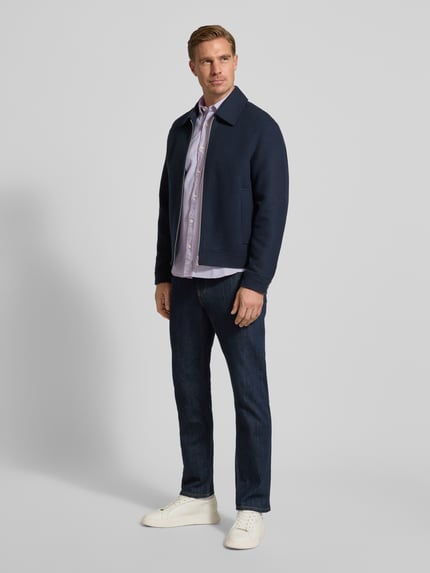 Męski model nosi Regular Fit Freizeithemd aus reiner Baumwolle od Marc O'Polo z długim rękawem i wzorem allover, całkowity widok z przodu.