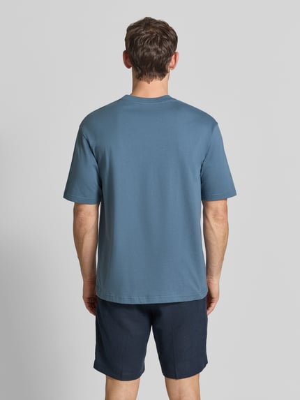 Männermodel trägt Regular Fit T-Shirt mit Rundhalsausschnitt von MCNEAL in Blau aus reiner Baumwolle, Rückansicht, Ganzkörperansicht