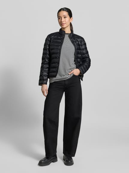 Vrouwenmodel draagt zwarte Steppjacke mit Stehkragen Modell 'MOON' van Blauer Usa, slim fit, knoopsluiting, voorkant geheel zichtbaar.