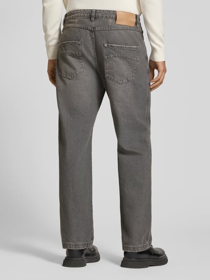 Männermodel trägt Straight Fit Jeans im Used-Look von RETERNITY, reine Baumwolle, grauer Farbton, Rückansicht, Ganzkörperansicht von hinten.