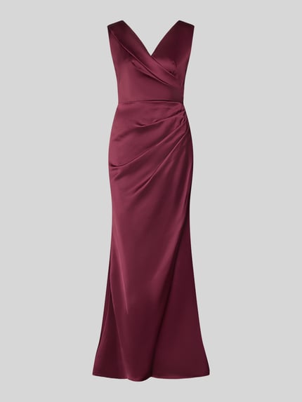 Produktfoto, Abendkleid mit Raffungen von Rinascimento aus bordeauxrotem Satin, V-Ausschnitt, ärmellos, figurbetont, glatte Textur