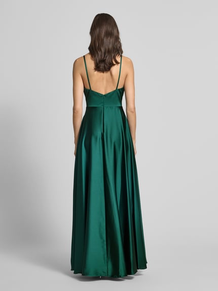 Kobiece modelka nosi Abendkleid mit Spaghettiträgern und V-Ausschnitt von Laona, satyna, krój slim fit, zielony, widok całej sylwetki z tyłu