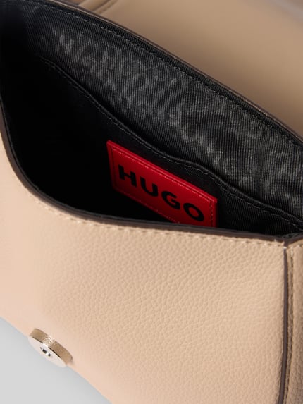 Produktfoto, Umhängetasche mit Magnetverschluss Modell 'Jaina_Saddle' von HUGO, Optik: Unifarben, Lederoptik, Muster: genarbt, Label-Prägung, Hauptfach und Einschubfach, Materialverarbeitung: Kunstleder