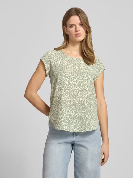 Frauenmodel trägt Relaxed Fit Blusenshirt in Crêpe-Verarbeitung Modell 'VIC' von Only mit Allover-Muster, Nahaufnahme Oberkörper.