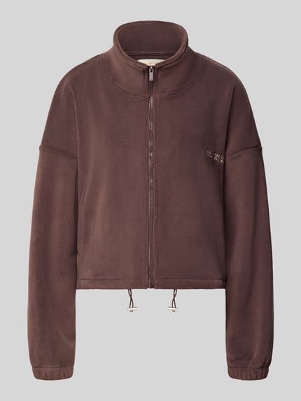 Produktfoto, Cropped Fleecejacke mit Label-Detail von ANOTHER COTTON LAB in Braun, Stehkragen, Reißverschluss, glatte Textur, Material-Mix mit Stretch-Anteil, Tunnelzug am Bund, seitliche Eingrifftaschen, überschnittene Ärmel