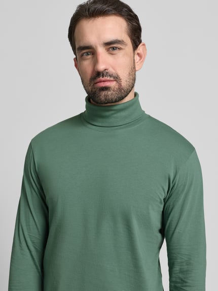 Männermodel draagt Longsleeve mit Rollkragen van RAGMAN in groen, regular fit, katoen, geribde mouwen, Nahaufnahme bovenlichaam.