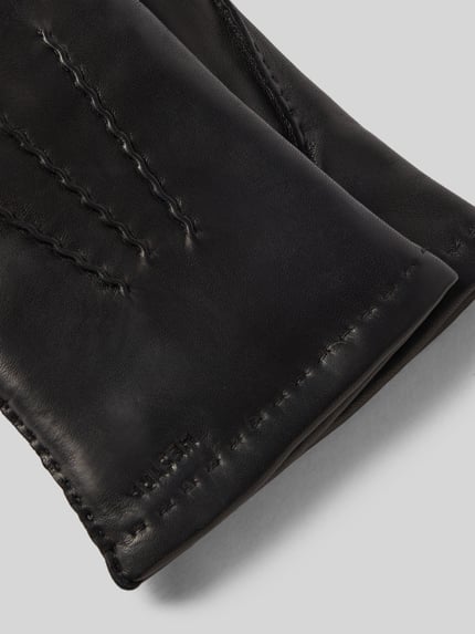 Productfoto, zwart leer met zichtbare stiksels en labeldetail, gladde textuur, Handschoenen uit echt leer model 'Edward' van Hestra