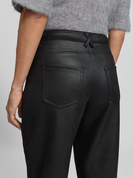 Frauenmodel trägt Regular Fit Barrel Leg Hose in Leder-Optik von Buena Vista, schwarz, Struktur, Teilungsnähte, Nahaufnahme Rückansicht.