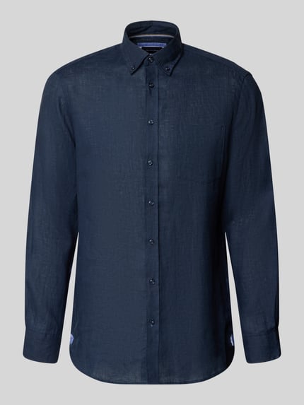 Produktfoto, donkerblauw Slim Fit Leinenhemd met borstzak van Christian Berg Men, zuiver linnen, button-downkraag, knoopsluiting, maat M
