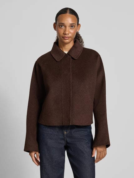 Frauenmodel trägt Regular Fit Hemdjacke aus Woll-Lyocell-Mix Modell Cafeta_DF von BOSS in Dunkelbraun, strukturierte Oberfläche, Damen Hemdjacke, Ganzkörperansicht von vorne.