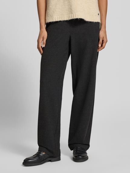 Frauenmodel trägt Regular Fit Jogpants mit Bügelfalte von MARC O'POLO in Melange-Optik mit Strukturmuster, Kordeln, elastischem Bund, seitlichen Eingrifftaschen und Gesäßtaschen, Nahaufnahme Unterkörper.